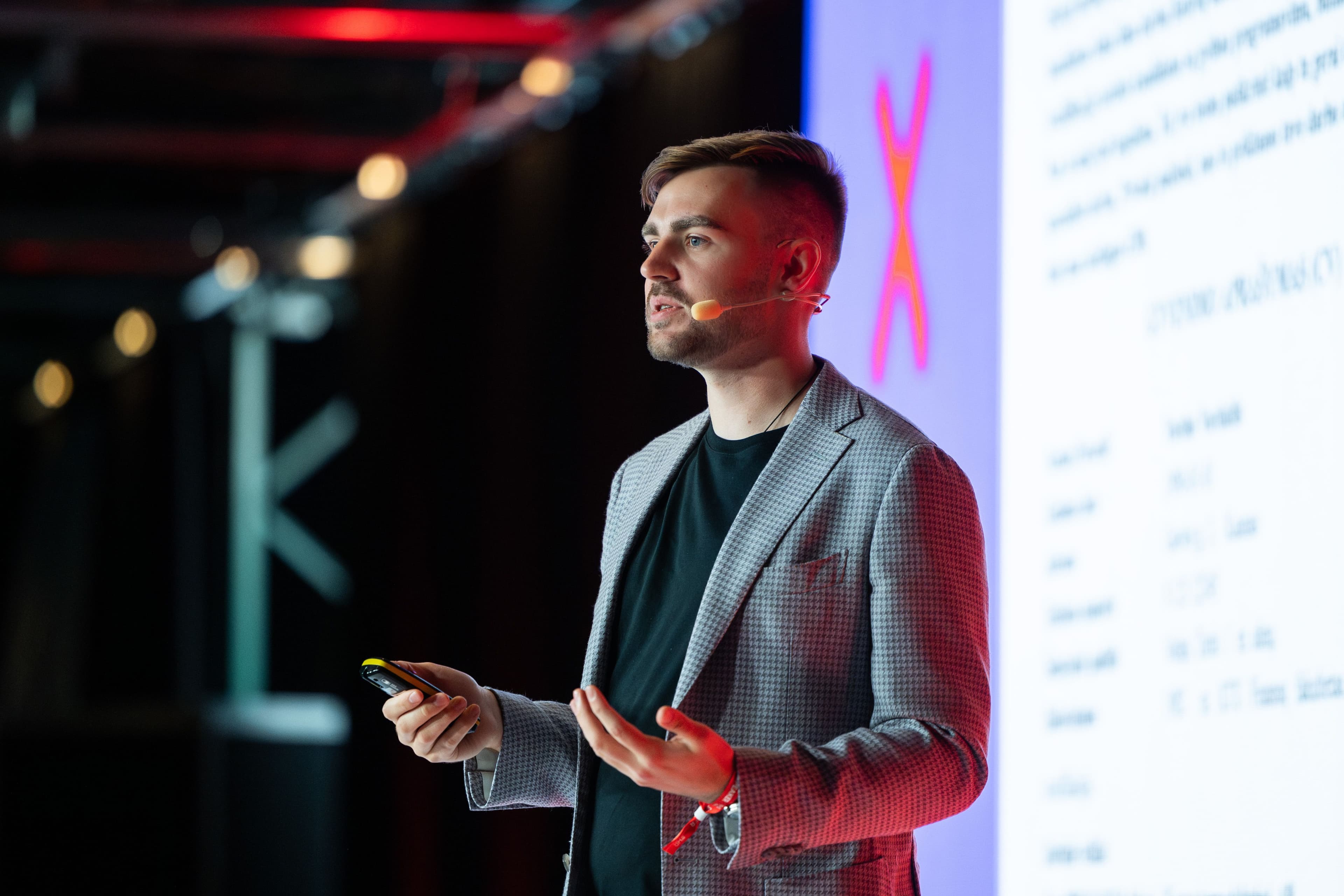 Rokas hält einen Vortrag auf einer Konferenz