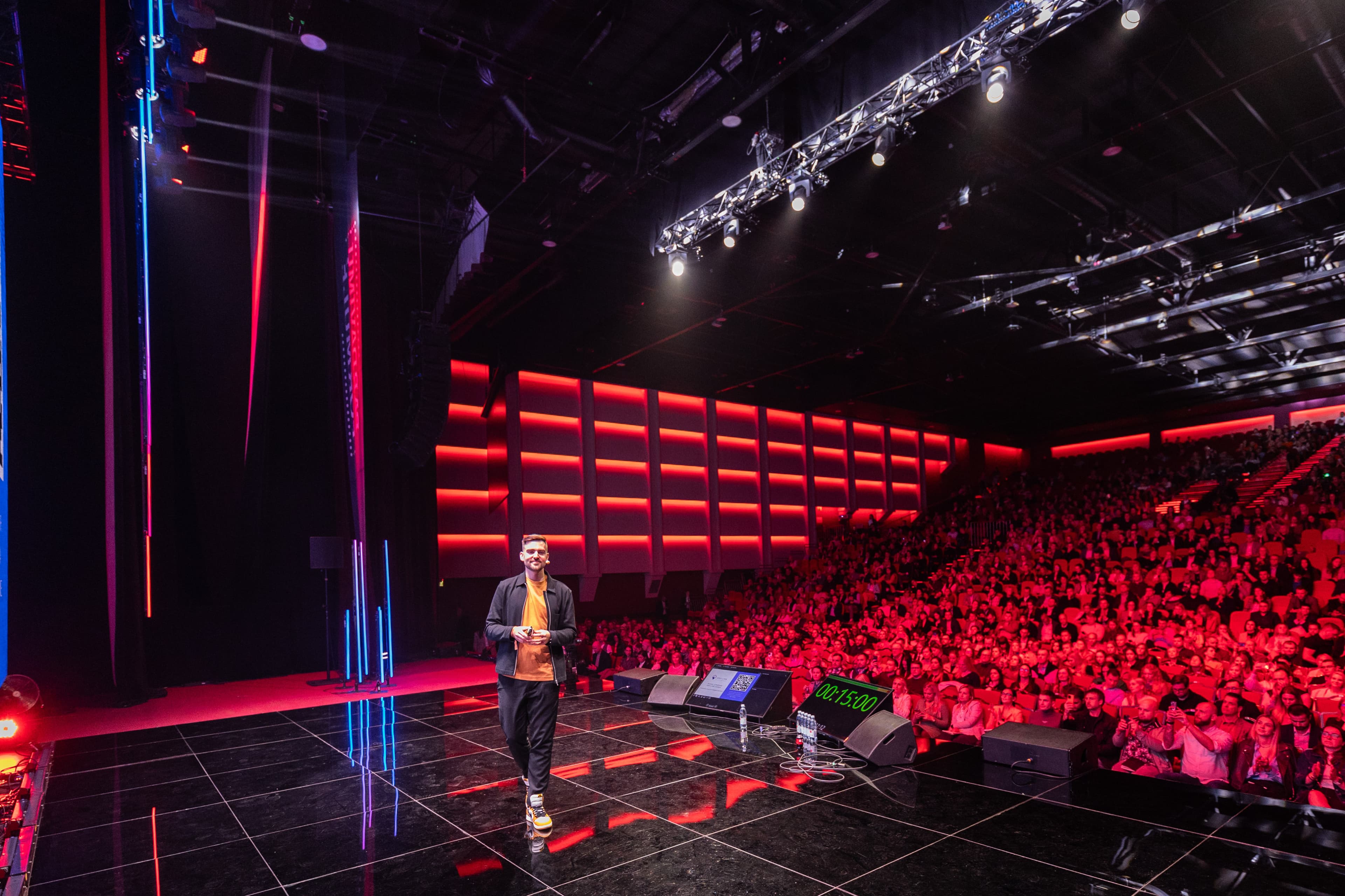 Rokas präsentiert vor einem großen Publikum