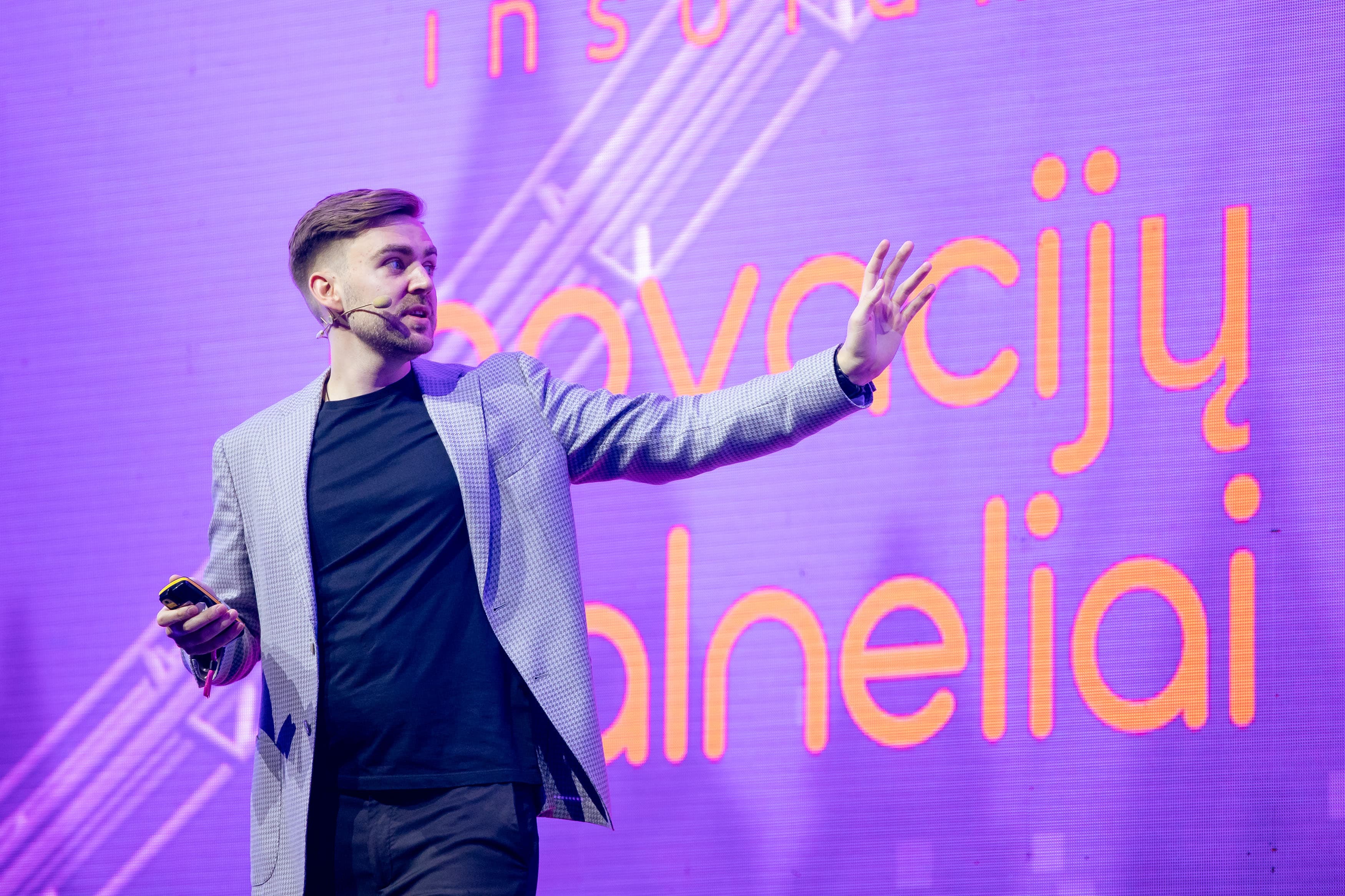 Rokas auf der Bühne bei einem Tech-Event